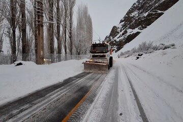 ویدیو|پاکسازی راه های روستایی و کمک رسانی به رانندگان در جاده های برفی حوزه راهداری گچسر