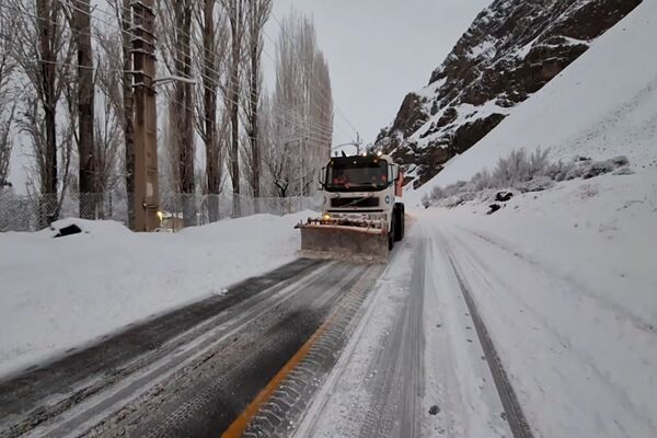 ویدیو|پاکسازی راه های روستایی و کمک رسانی به رانندگان در جاده های برفی حوزه راهداری گچسر