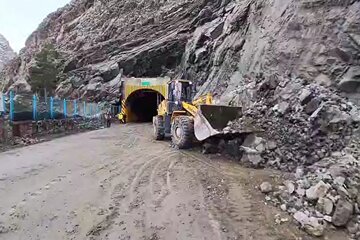 ویدیو|عملیات جمع آوری ریزش سنگ در محور کرج کندوان و پاکسازی مسیر توسط راهداران گچسر