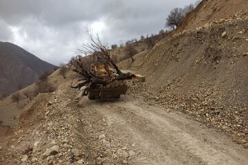 ببینید| رفع انسداد راه روستایی لشکرگاه و رمه رو مسیر جوانرود _بانی لوان استان کرمانشاه