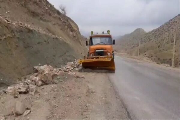 ویدیو | عملیات ریزش برداری و پاک‌سازی سطح و شانه راه در چهار مقطع محور گیلانغرب به سومار _استان کرمانشاه