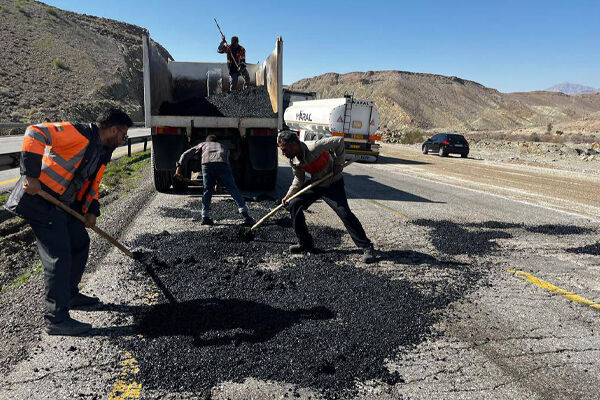لکه‌گیری ۱۳ تن آسفالت در بزرگراه‌های حاجی‌آباد(هرمزگان) انجام شد