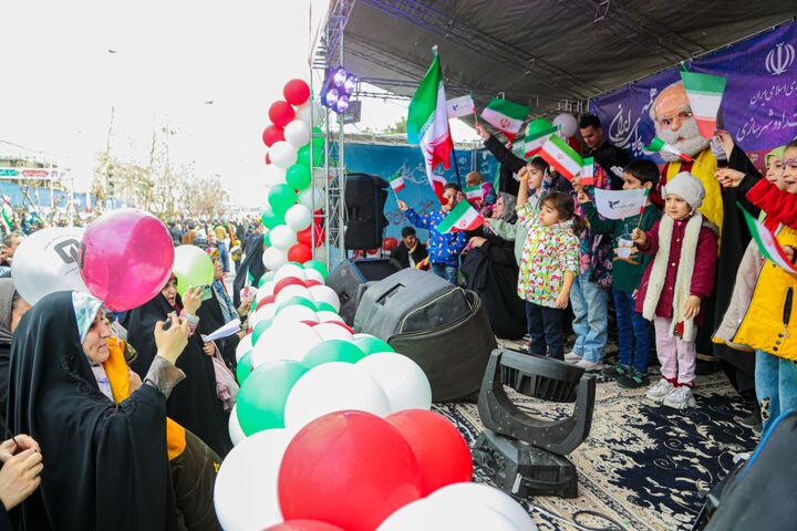 برپایی غرفه وزارت راه و شهرسازی و دستگاههای تابعه در مسیر راهپیمایی ۲۲ بهمن