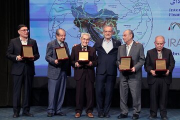 تقدیر از پیشکسوتان و دست‌اندرکاران راه‌سازی و سرمایه‌گذاری کشور