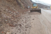 ببینید| عملیات ریزش برداری و پاکسازی شانه جاده محور روانسر - پاوه