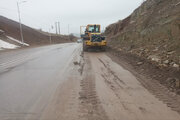 ببینید| عملیات ریزش برداری و پاکسازی شانه جاده محور روانسر - پاوه