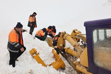 ویدیو| فرماندهی میدانی چگونه غول‌های مدفون در برف چری را در چند ساعت آزاد کرد؟