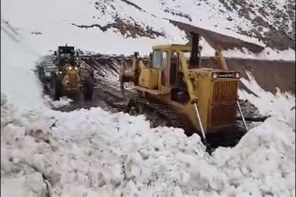 ️ویدیو | عملیات پاک‌سازی رانش بهمن در محور سه‌راهی شهداء به نوسود با حضور به‌ موقع نیروهای راهداری شهرستان پاوه