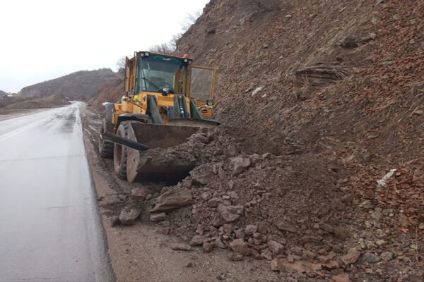 ببینید| عملیات ریزش برداری و پاکسازی شانه جاده محور روانسر - پاوه