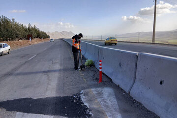 ببینید|  عملیات منظر آرایی و پاک سازی پاشنه نیوجرسی های جدا کننده در محور روانسر به پاوه_استان کرمانشاه
