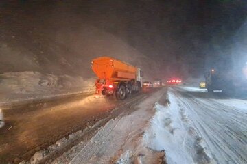 ببینید|نمک پاشی و یخ زدایی محور کرج به کندوان حوزه راهداری گچسر
