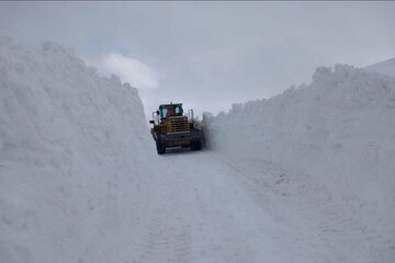 گزارش تصویری //گوشه های از تلاش های راهداران استان در برف روبی محورهای کولاک گیر و برف گیر استان در نقاط مرزی