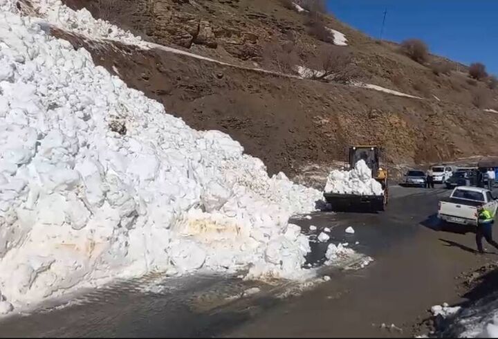 ریزش بهمن وبازگشایی محور بانه _ سقز گردنه خان
