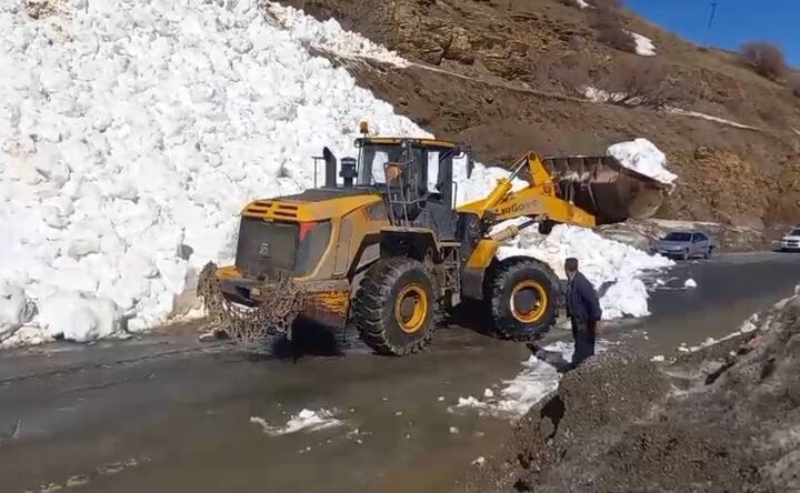 ویدیو| ریزش بهمن وبازگشایی محور بانه _ سقز گردنه خان با تلاش راهداران شهرستان بانه استان کردستان