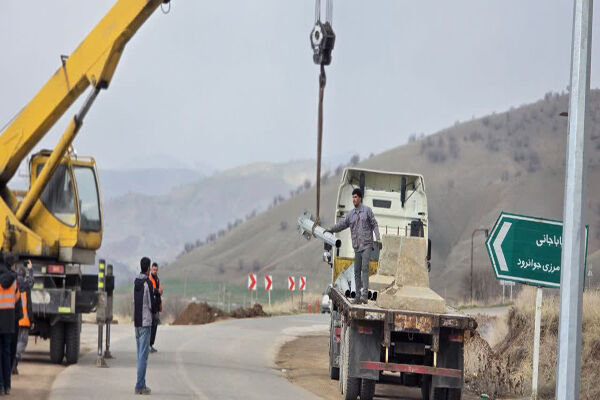 ببینید|  نصب تیرهای روشنایی در دو نقطه پر حادثه مسیر جوانرود _نهرابی استان کرمانشاه