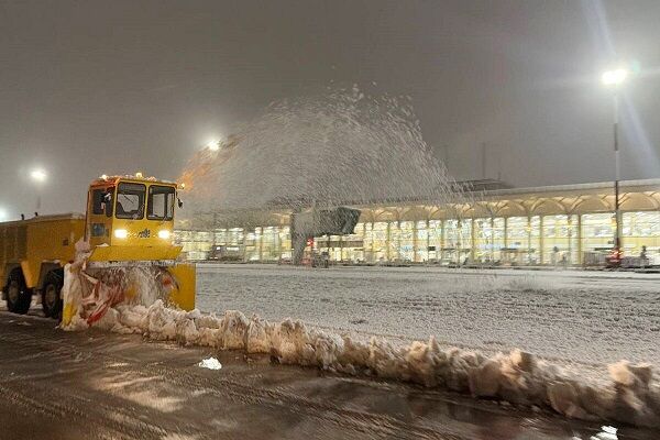 انجام گسترده عملیات زمستانی در ۱۸ فرودگاه کشور / مصرف بیش از ۱۵۸ تن مواد یخ‌زدا