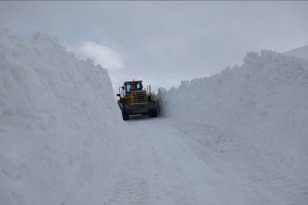 ببینید|گوشه های از تلاش های راهداران استان در برف روبی محورهای کولاک گیر و برف گیر استان در نقاط مرزی