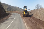 ببینید| تداوم عملیات تیغه‌زنی و تسطیح شانه جاده محور پاوه–نوسود