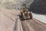 ببینید| تداوم عملیات تیغه‌زنی و تسطیح شانه جاده محور پاوه–نوسود