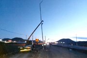 گزارش تصویری //جمع آوری و اصلاح تیرهای چراغ روشنایی جاده نقده - محمدیار