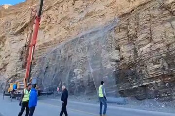 ویدیو| اجرای عملیات نصب توری بر روی ترانشه های ریزشی کوه به منظور جلوگیری از ریزش سنگ در محور کرج- کندوان