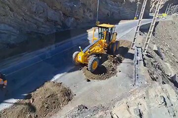 ویدیو|عملیات شانه سازی و ریزش برداری محور  کرج به کندوان حدفاصل پیچ واریان تا تونل ۴