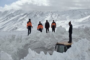 ویدیو | نجات ماشین آلات مدفون شده در گردنه چری