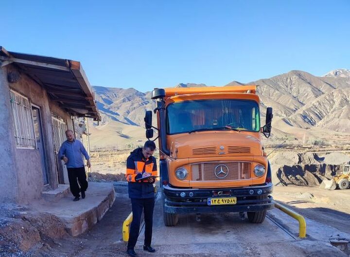 هشدار راهداری قزوین به ناوگان متخلف؛ حمل مواد معدنی فقط با بارنامه