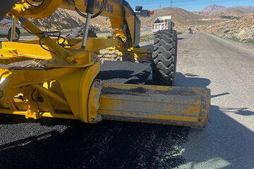 اجرای ۱۶ تن آسفالت رگلاژی در محورهای حاجی‌آباد هرمزگان