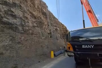 ویدیو| ادامه عملیات اجرایی نصب  توری در  محور  کرج به کندوان محدوده خوزنکلا در استان البرز