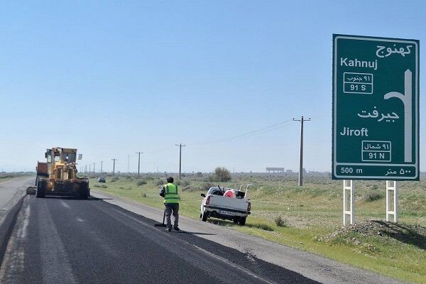 آغاز عملیات روکش آسفالت در محور کهنوج_جیرفت در جنوب کرمان