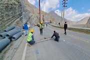 ببینید|ادامه عملیات اجرای فنس توری محور کرج - کندوان محدوده پلیس راه حوزه راهداری گچسر