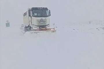 ️ویدیو | عملیات برف‌روبی در محور کرند به بیونیج توسط راهداران شهرستان دالاهو - استان کرمانشاه
