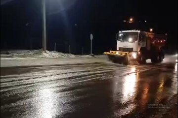 ️ویدیو | عملیات برف‌روبی و نمک‌پاشی در محور پاوه به روانسر با تلاش راهداران شهرستان پاوه در  استان کرمانشاه