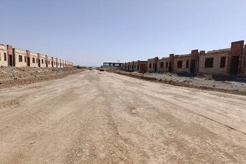ببینید| تلاش های بی وقفه برای تکمیل عملیات آماده سازی طرح نهضت ملی مسکن شهرستان مهرستان در جنوب شرق سیستان و بلوچستان در دوران جنگ
