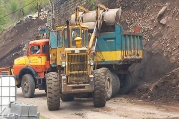 تداوم عملیات راهداری در محورهای مواصلاتی شهرستان جوانرود