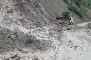 ببینید| تداوم عملیات ریزش برداری، پاکسازی سطح جاده از سنگریزه، سنگ و گل و لای مسیر جوانرود_بانی لوان