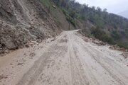 ببینید| تداوم عملیات ریزش برداری، پاکسازی سطح جاده از سنگریزه، سنگ و گل و لای مسیر جوانرود_بانی لوان