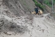 ببینید| تداوم عملیات ریزش برداری، پاکسازی سطح جاده از سنگریزه، سنگ و گل و لای مسیر جوانرود_بانی لوان