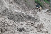 ببینید| تداوم عملیات ریزش برداری، پاکسازی سطح جاده از سنگریزه، سنگ و گل و لای مسیر جوانرود_بانی لوان