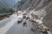 ببینید| تداوم عملیات ریزش برداری، پاکسازی سطح جاده از سنگریزه، سنگ و گل و لای مسیر جوانرود_بانی لوان