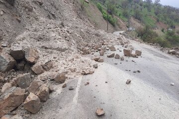 ببینید| تداوم عملیات ریزش برداری، پاکسازی سطح جاده از سنگریزه، سنگ و گل و لای مسیر جوانرود_بانی لوان