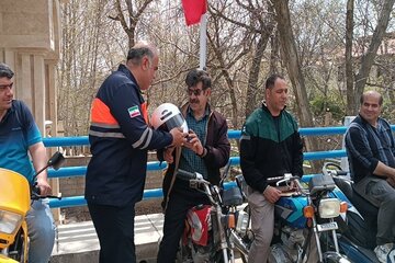 ببینید|طرح ارتقایی‌ایمنی راکبین موتورسوار و  اهدای کلاه ایمنی به موتورسواران به همت اداره کل راهداری و حمل و نقل جاده‌ای استان البرز در شهرستان ساوجبلاغ