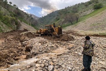 ببینید | شروع عملیات ریزش برداری، رفع انسداد جاده روستای گویزه و قلعه جی به مله کبود شهرستان جوانرود