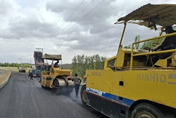 ارتقای کیفی رویه آسفالتی محورهای شهرستان لنجان