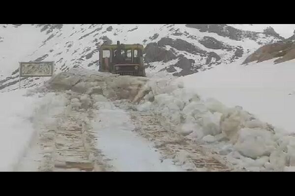 ️ویدیو | عملیات برف روبی و بازگشایی محور فرعی پیاز دول ( شاهو ) با تلاش راهداران شهرستان پاوه - استان کرمانشاه