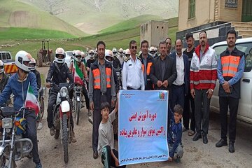 اهدای ۴۵ کلاه ایمنی به راکبان موتورسیکلت در روستای الیاسوند هرسین