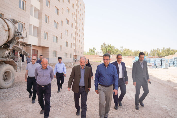 بازدید دکتر گلپایگانی معاون وزیر و مدیرعامل شرکت بازآفرینی شهری ایران از پروژه ۱۹۶ واحدی طرح استیجار ویژه زوج‌های جوان در شیراز