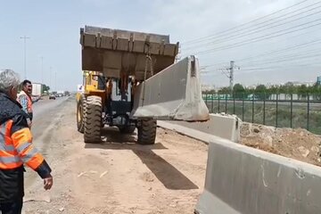 ویدیو|اصلاح نیوجرسی و ایجاد شانه خاکی در آزاد راه کرج قزوین حوزه راهداری شهرستان ساوجبلاغ