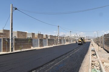 عملیات آسفالت ریزی فاز اول خانه های یک طبقه جایگزین مسکن مهر ناایمن سمنان